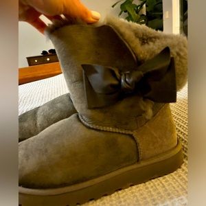 Uggs w/ bow. Great condition size 10